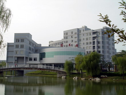 武汉工程大学校园风光_流芳校区图书馆