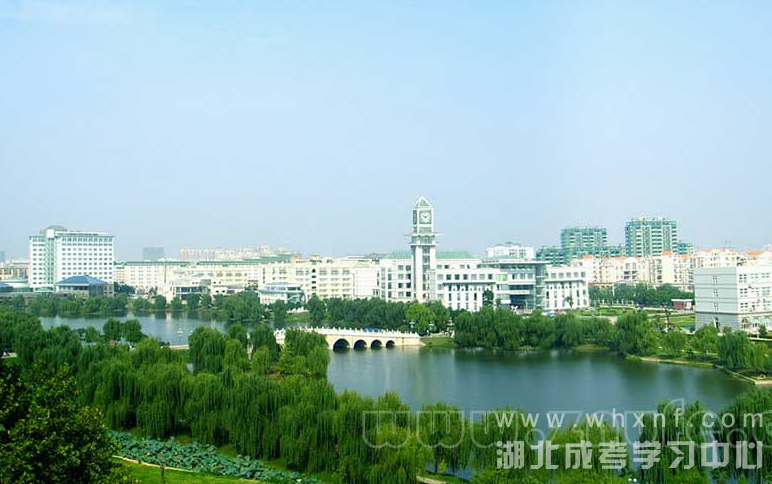 中南财经政法大学南湖全景